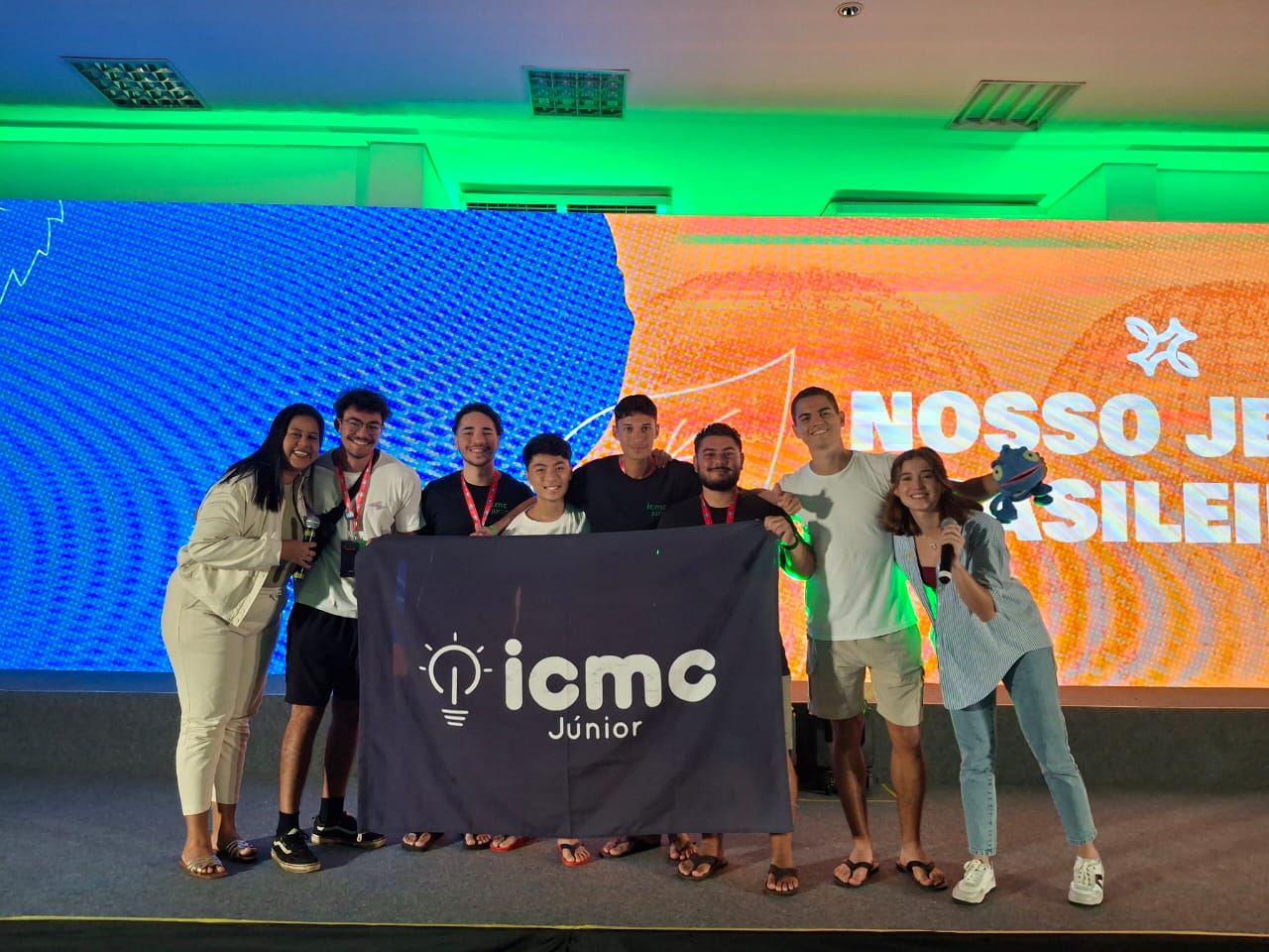 Equipe ICMC Junior trabalhando em projetos